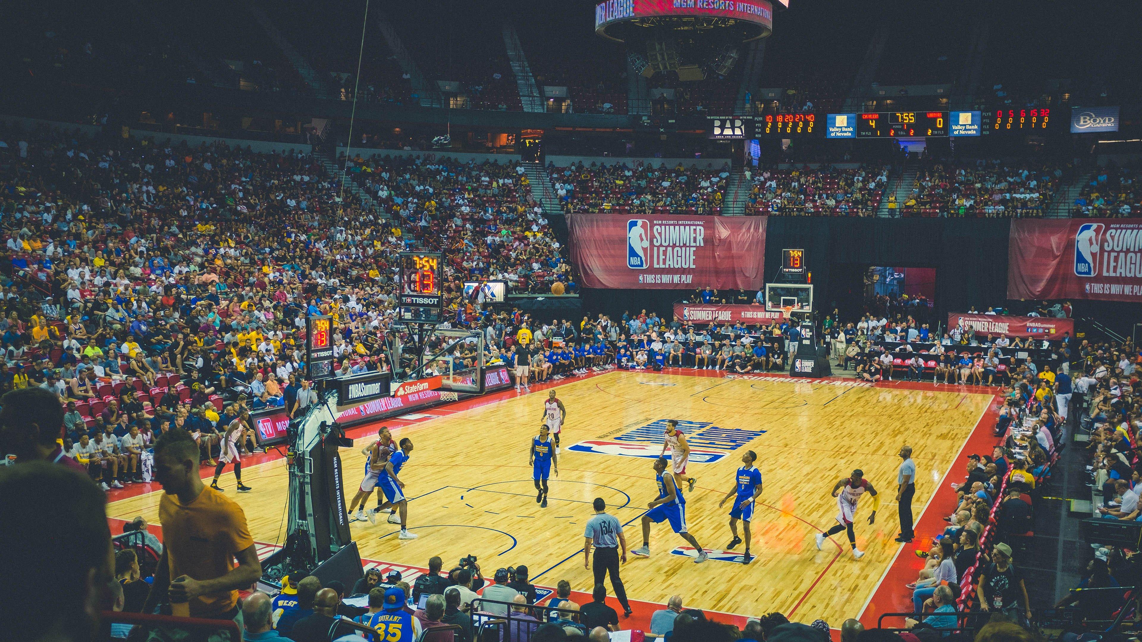 勇士王朝的最后一舞，回顾去年季后赛的传奇与告别