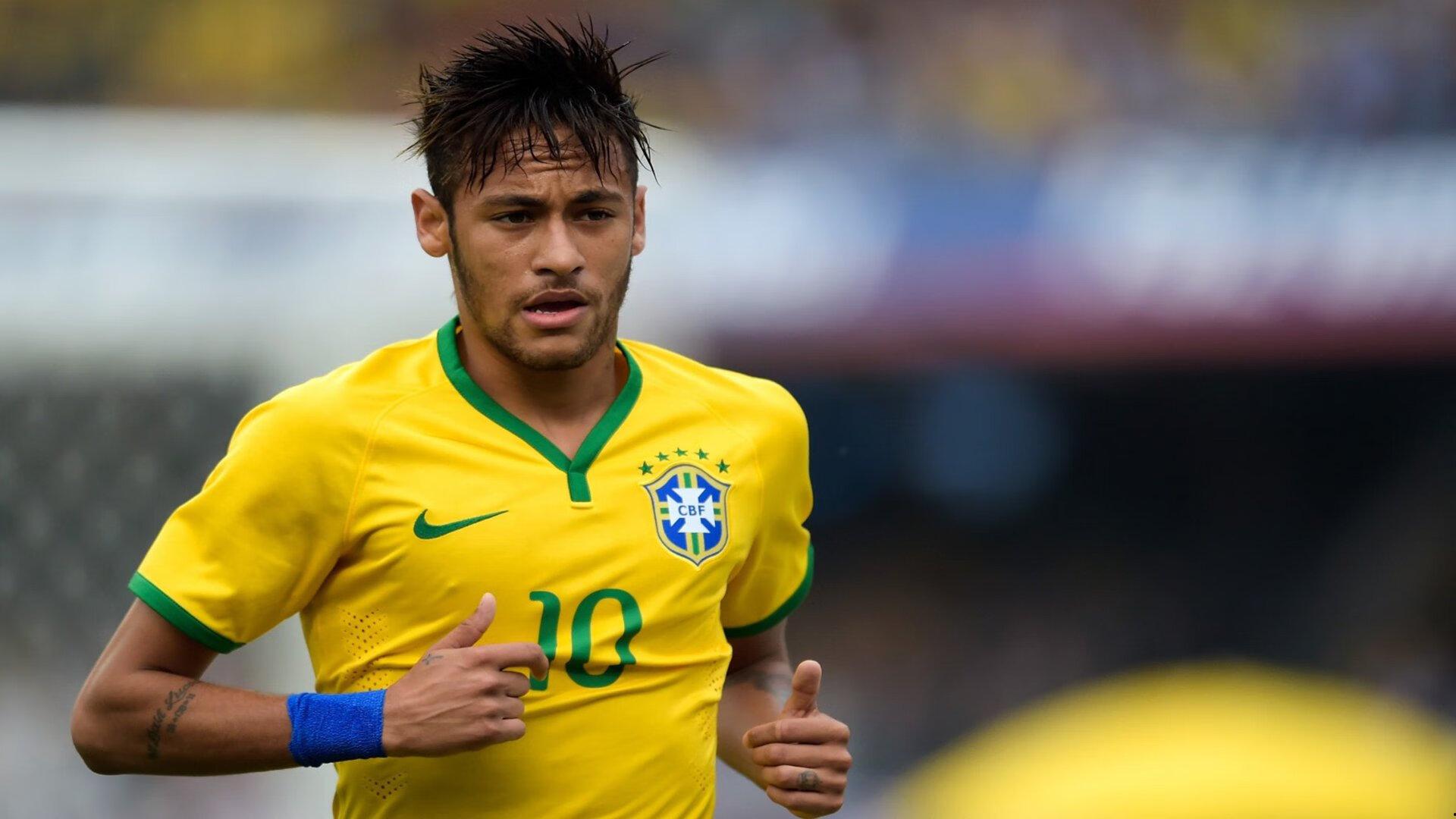 休闲时光！安东尼现身西班牙摩托大奖赛，与车迷共度激情周末